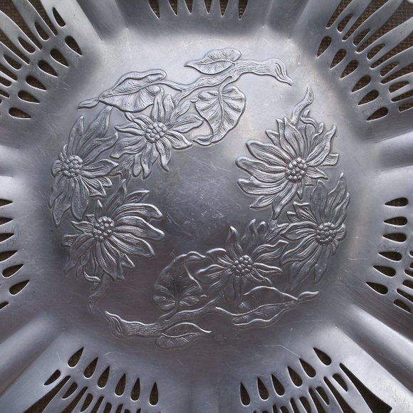 Vintage Farber & Shlevin Poinsettia Aluminum Serving Tray - Picture 4 of 16